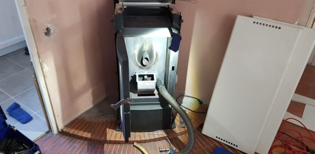 Entretien et ramonage d'un poêle ou insert à granulés